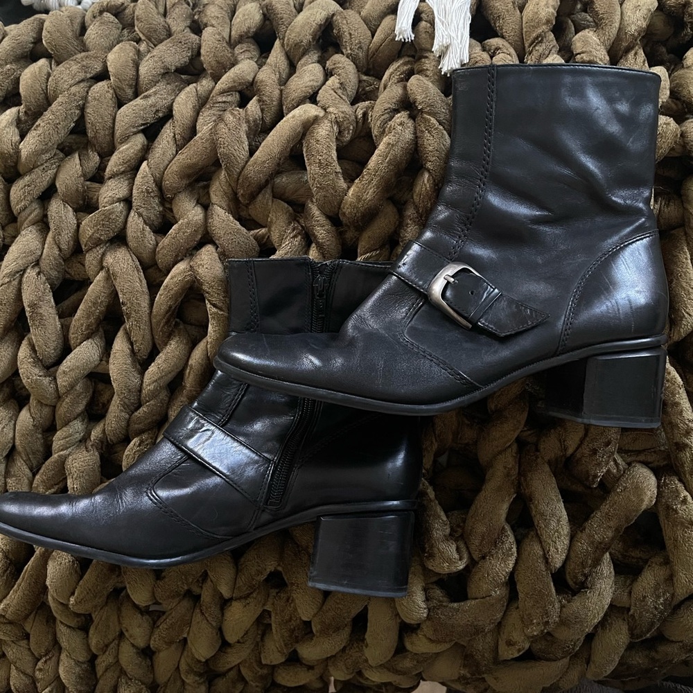 Vintage Bandolino Black Leather Block Heel Square Toe Ankle Booties